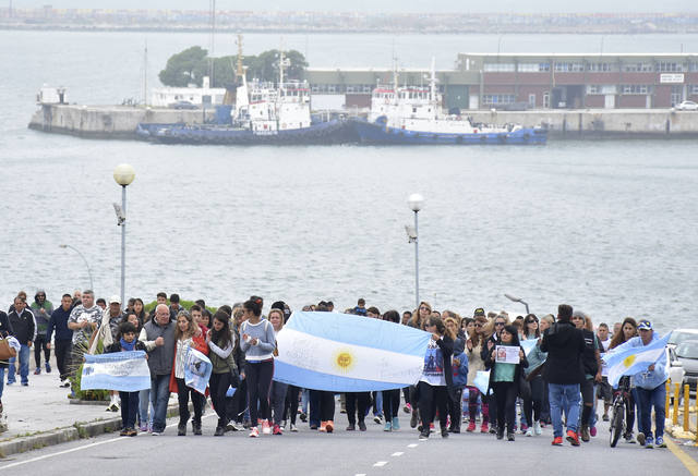 FOTO: Oficializan becas para hijos de tripulantes del ARA San Juan