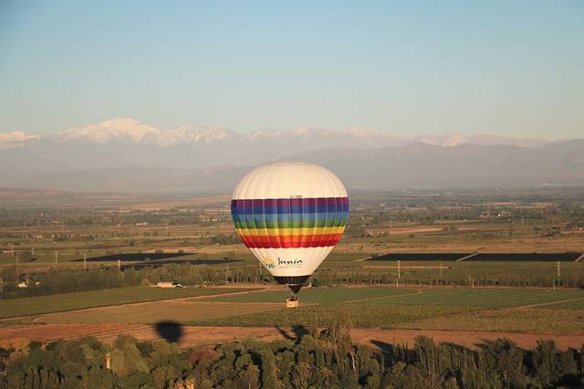 Cómo es y cuánto cuesta hacer un viaje en globo por Mendoza