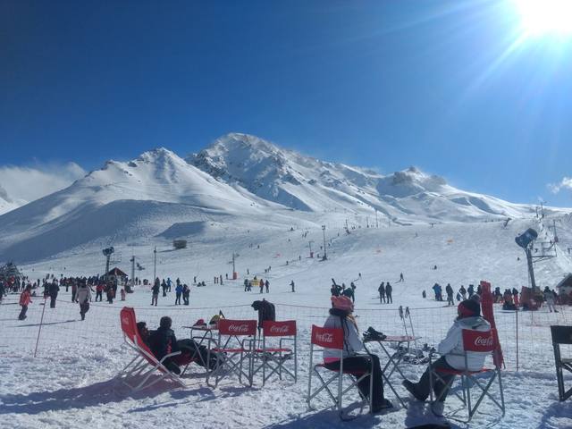 Las Leñas recibe a los esquiadores con mucha nieve