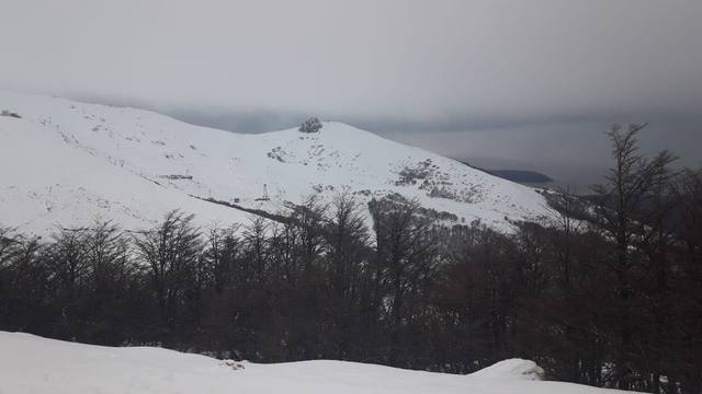 Aluvión de turistas a una blanca Bariloche