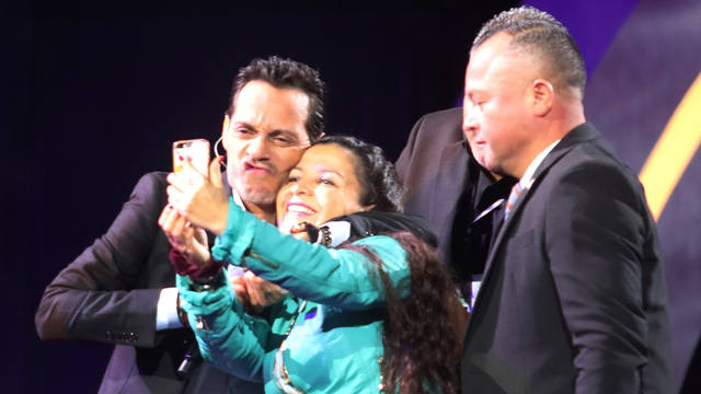 Marc Anthony con su fanática