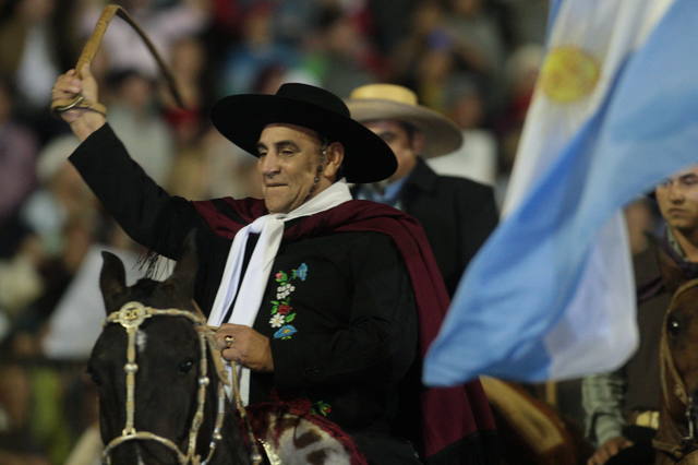 Palavecino cabalgó y saludó a la gente.