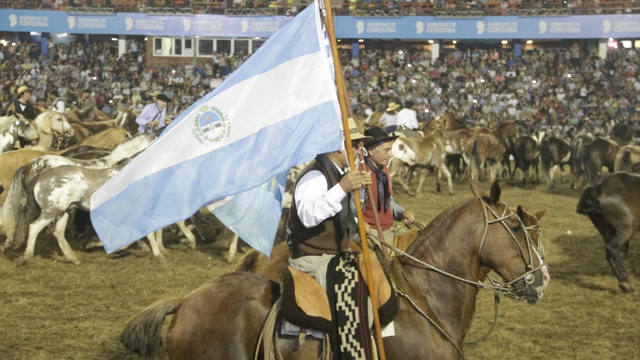 Tropillas entabladas en el Festival de Doma y Folclore