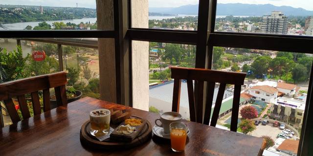 El piso 13 tiene vistas paronámicas del lago y las montañas