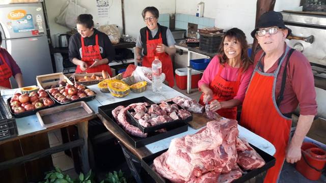 Cocción del curanto, tradición milenaria en Colonia Suiza