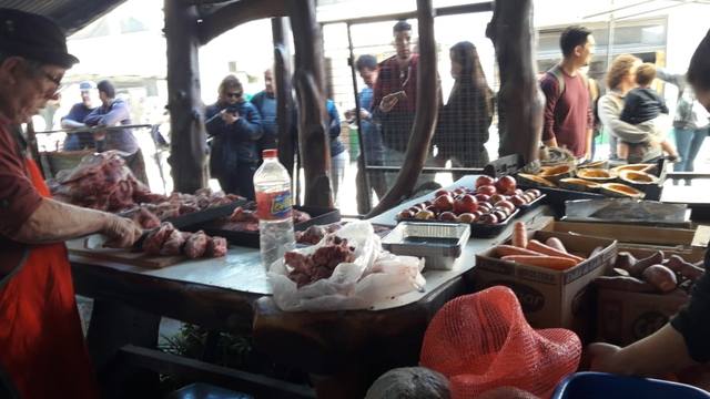 Cocción del curanto, tradición milenaria en Colonia Suiza