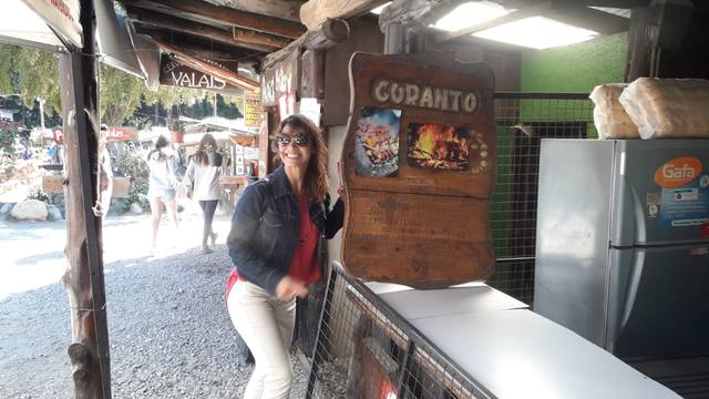 Cocción del curanto, tradición milenaria en Colonia Suiza