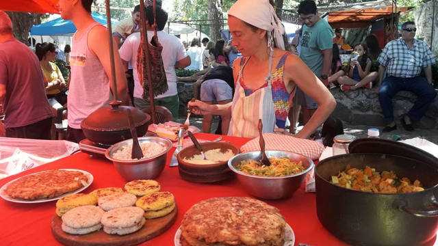 FOTO: Feria de artesanos y sabores del mundo en Villa de las Rosas