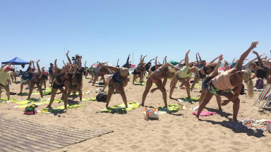 AUDIO: Clases de yoga en la playa equipada de Mar del Plata