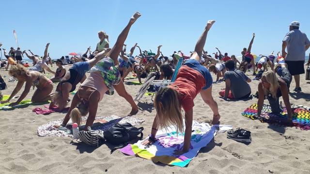 FOTO: Clases de yoga en la playa equipada de Mar del Plata