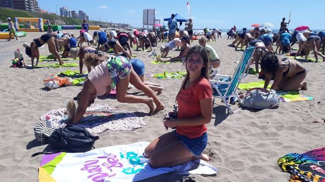 FOTO: Clases de yoga en la playa equipada de Mar del Plata