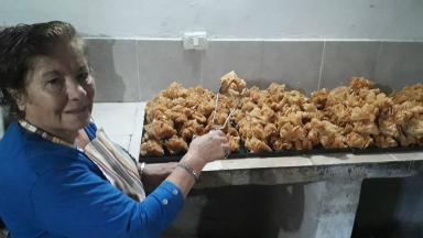 AUDIO: Con 83 años, produce 900 pastelitos por día en Cura Brochero