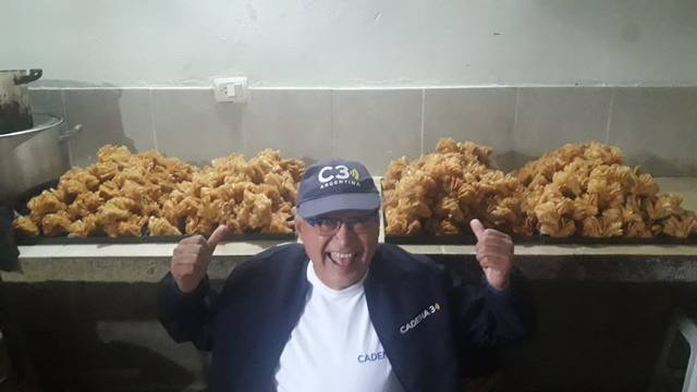FOTO: Con 83 años, produce 900 pastelitos por día en Cura Brochero
