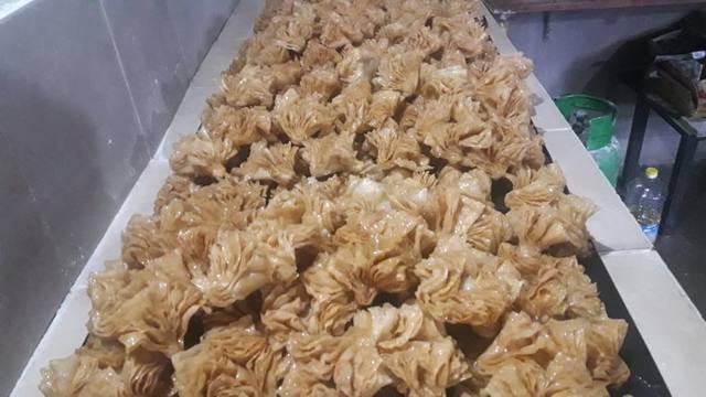 Con 83 años, produce 900 pastelitos por día en Cura Brochero