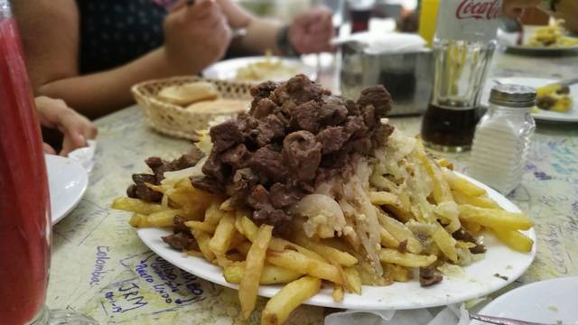 Chorrillana, el plato típico chileno que encanta a turistas