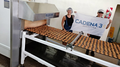 Eugenia Iérmoli en la fábrica de alfajores La Quinta