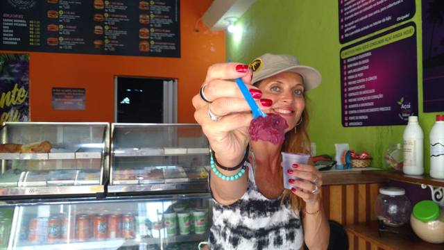FOTO: Flavia Irós probó el famoso helado de azaí en Brasil