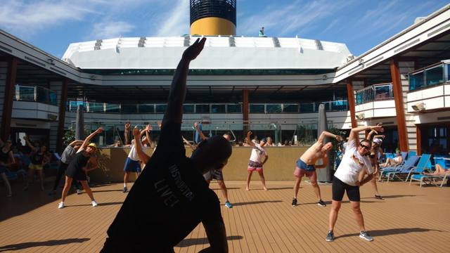 FOTO: Clase de gimnasia a bordo del Costa Fascinosa