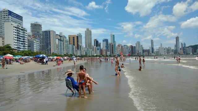 FOTO: Los argentinos no copan las playas de Camboriú este año