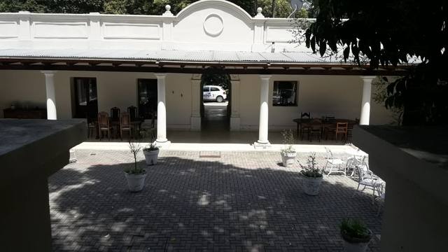 La construcción es de estilo greco romano.