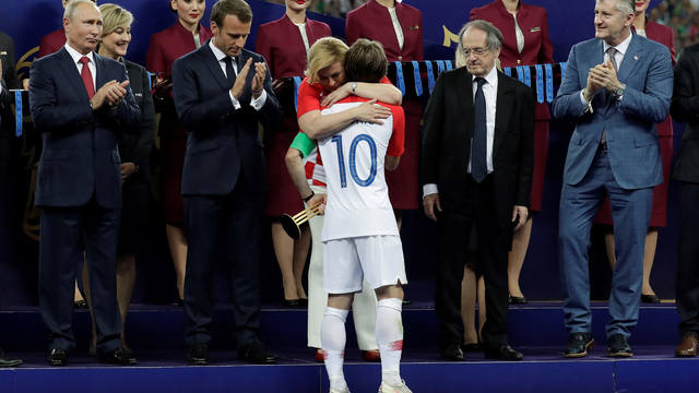 FOTO: Los efusivos abrazos de la presidenta croata a los jugadores