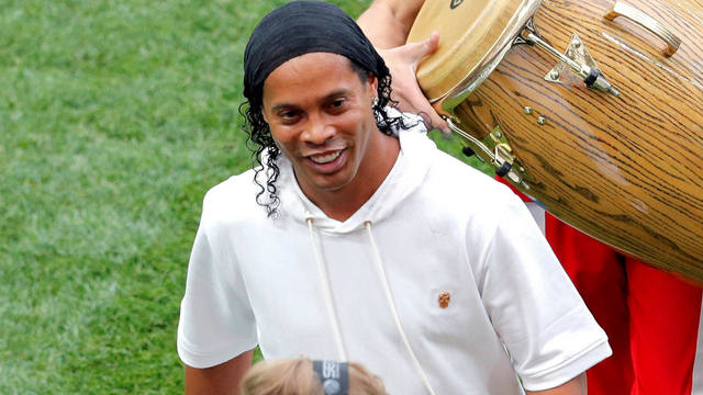 FOTO: Ronaldinho y su sonrisa eterna, un show aparte en Moscú