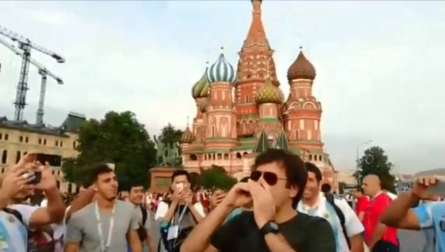 FOTO: Ciro tocó el Himno con su armónica en la Plaza Roja de Moscú