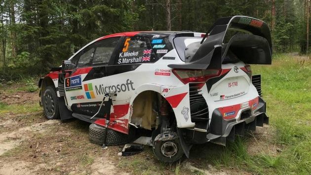 Kris Meeke -al igual que Latvala- golpeó una piedra con la rueda trasera izquierda