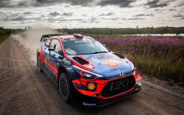 Neuville, por campos de lavanda sin encontrar la confianza para acelerar