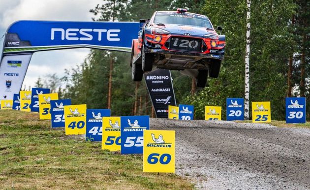 Andreas Mikkelsen volando para contener a Sebastien Ogier