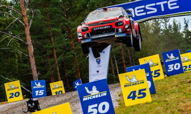 Sebastien Ogier volando para perseguir a Andreas Mikkelsen