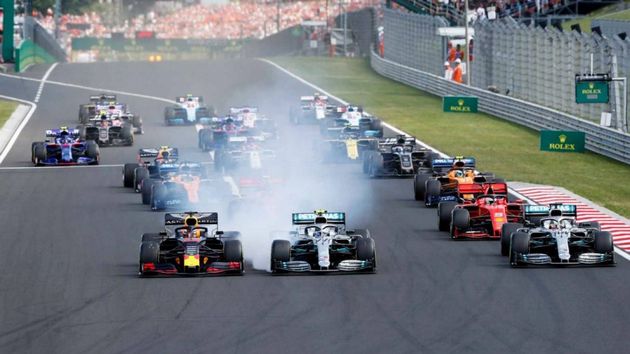 FOTO: Momento clave, Hamilton supera por fuera a Verstappen en la curva 1