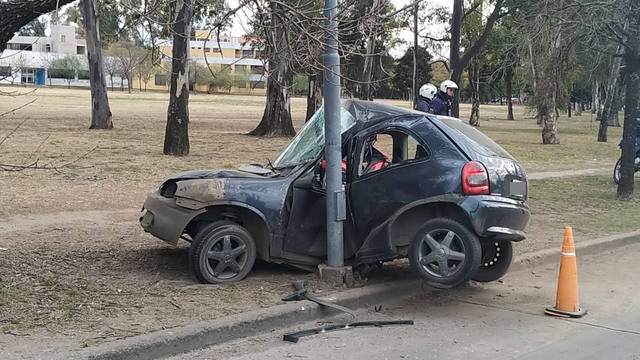 FOTO: Impactante choque: un auto quedó abrazado a un poste