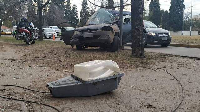 FOTO: Impactante choque: un auto quedó abrazado a un poste