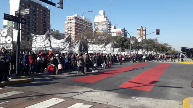 FOTO: Polo Obrero y grupos piqueteros marchan a la Plaza de Mayo