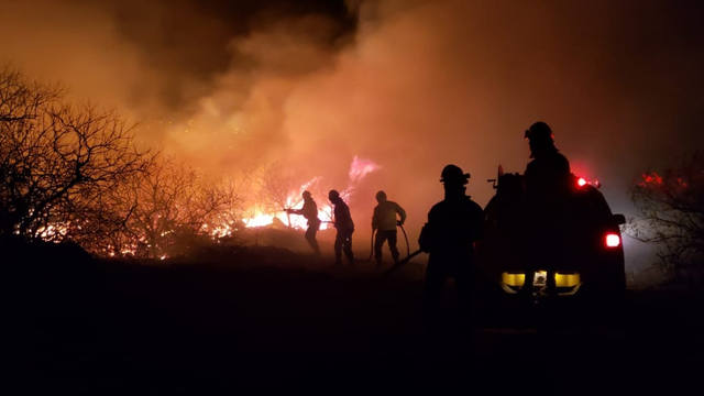 FOTO: Bomberos tuvieron otra jornada complicada por las llamas.