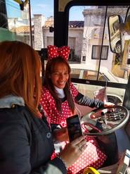 Disfrazada de Minnie, una colectivera sorprendió a su pasaje