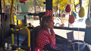 Disfrazada de Minnie, una colectivera sorprendió a su pasaje