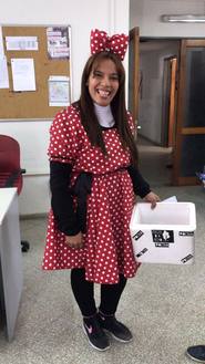 Disfrazada de Minnie, una colectivera sorprendió a su pasaje