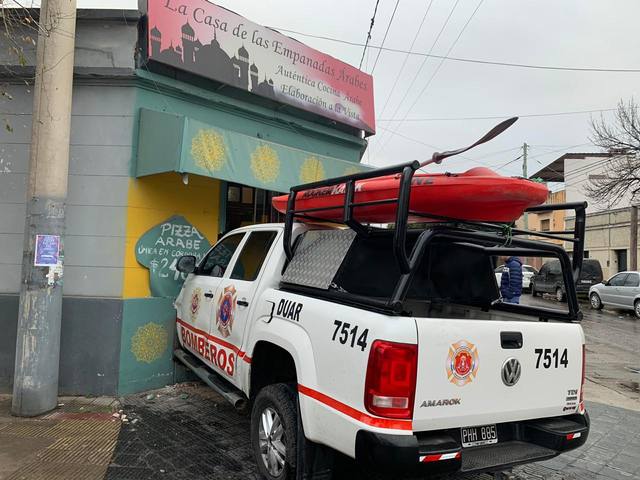 FOTO: Una camioneta de Bomberos se incrustó en un comercio