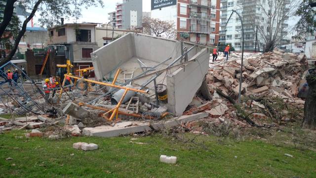 FOTO: Video: impactante derrumbe de un edificio en Tres de Febrero