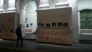AUDIO: Pintadas en el Cabildo tras marcha por Santiago Maldonado