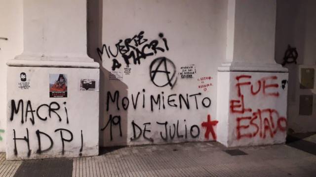FOTO: Pintadas en el Cabildo tras marcha por Santiago Maldonado