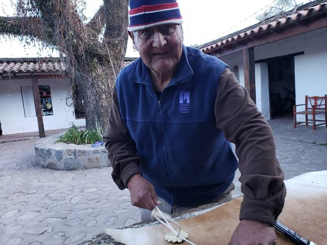 FOTO: Nemesio Mamaní, tiene 86 años y hace monturas para caballos