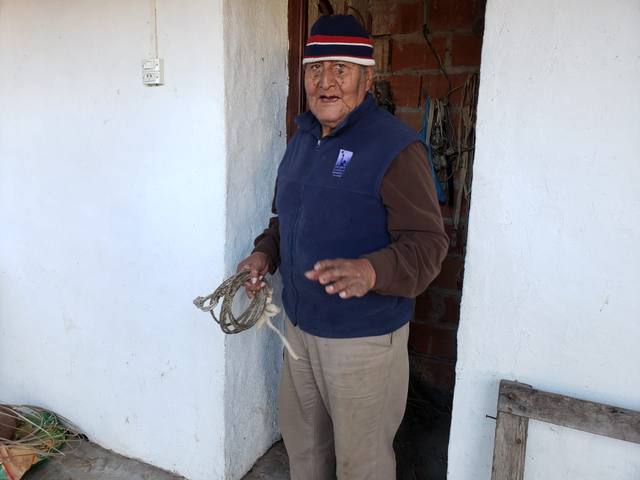 FOTO: Tiene 86 años y fabrica monturas y caronas para caballos