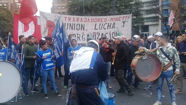 FOTO: Trabajadores de Molinos Minetti marcharon hacia el Panal