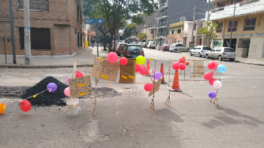 Puso globos para señalizar un bache y evitar accidentes