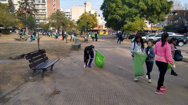 FOTO: Un gimnasio salió a juntar basura en General Paz