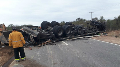 AUDIO: Murió un camionero tras volcar en la ruta 60 en Córdoba