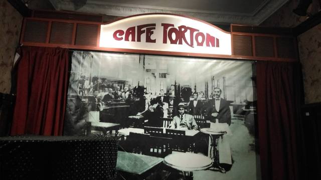 FOTO: Rony Vargas visitó una joyita de Buenos Aires: Café Tortoni